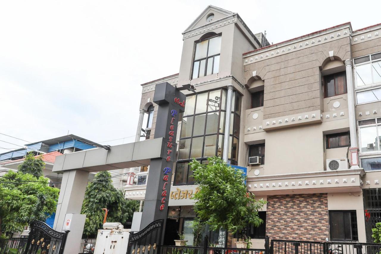 Hôtel Oyo 62194 Pleasure Palace à Indore Extérieur photo